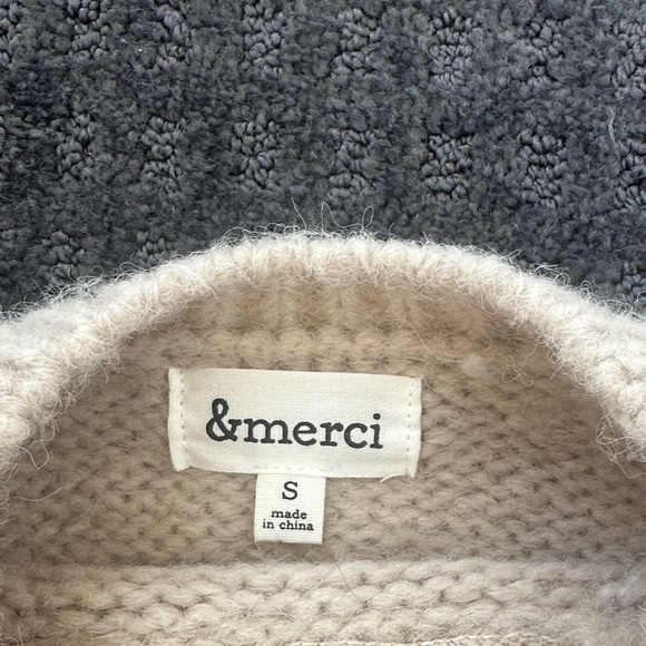 Chic Cream Sweater with Patterned Sleeves - Picture 2 of 6